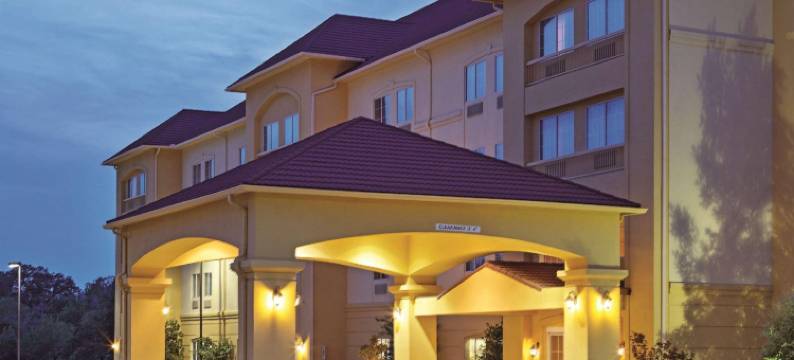 沃思堡东北购物中心拉昆塔温德姆套房酒店(La Quinta Inn & Suites by Wyndham Fort Worth NE Mall)图片