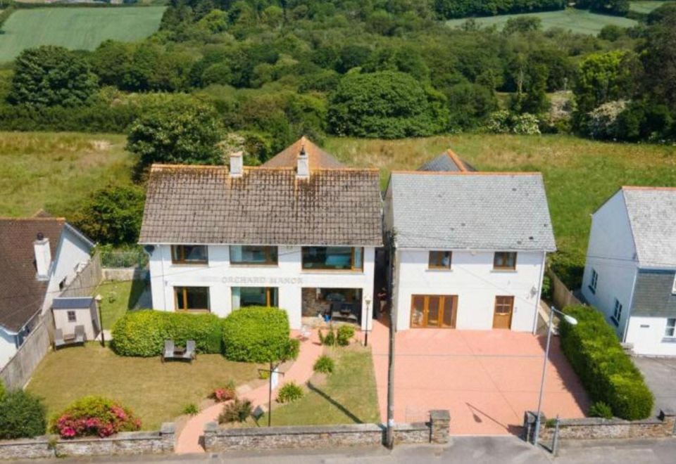 Orchard Manor Hotel Overview