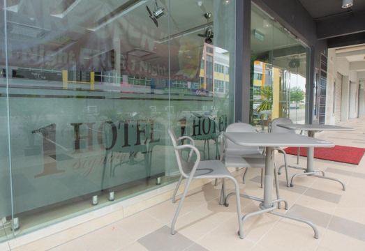 1 Hotel Signature Hotel Overview