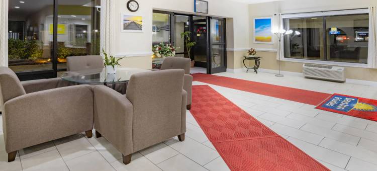 威廉斯堡克罗尼尔温德姆戴斯套房酒店(Days Inn & Suites by Wyndham Williamsburg Colonial)图片