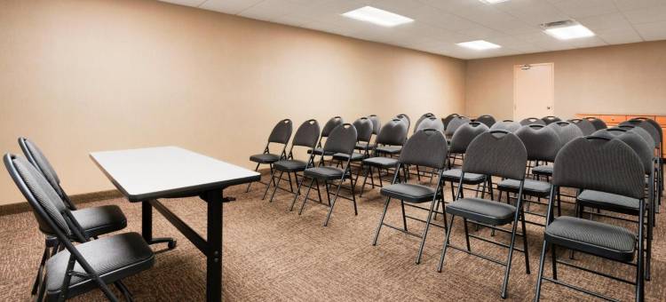 科克伦温德姆戴斯套房酒店(Days Inn & Suites by Wyndham Cochrane)图片