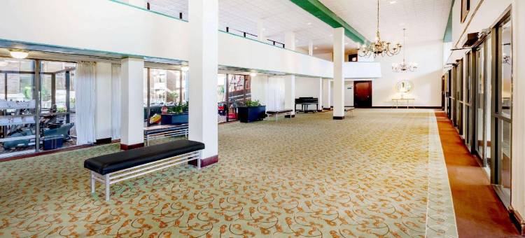 兰辛西克拉丽奥酒店及会议中心(Clarion Hotel & Conference Center Lansing West)图片