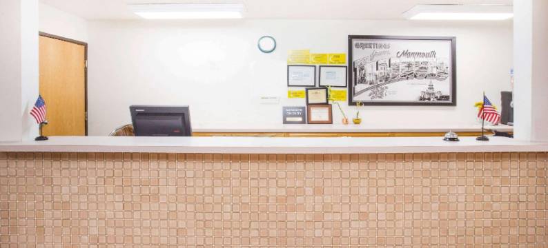 蒙莫斯温德姆速8酒店(Super 8 by Wyndham Monmouth IL)图片