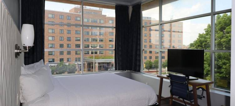 密尔沃基戴斯套房酒店(Days Inn & Suites by Wyndham Milwaukee)图片