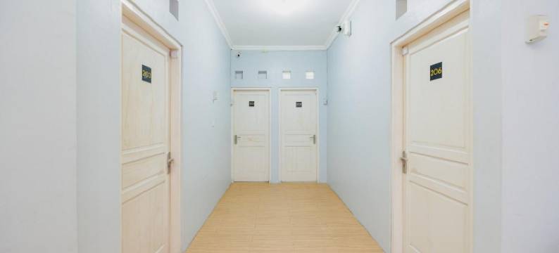 红多兹酒店-近梭罗阿迪苏西普托街(RedDoorz Near Jalan Adi Sucipto Solo)图片