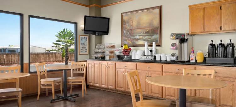 林赛橄榄树温德姆速8酒店(Super 8 by Wyndham Lindsay Olive Tree)图片