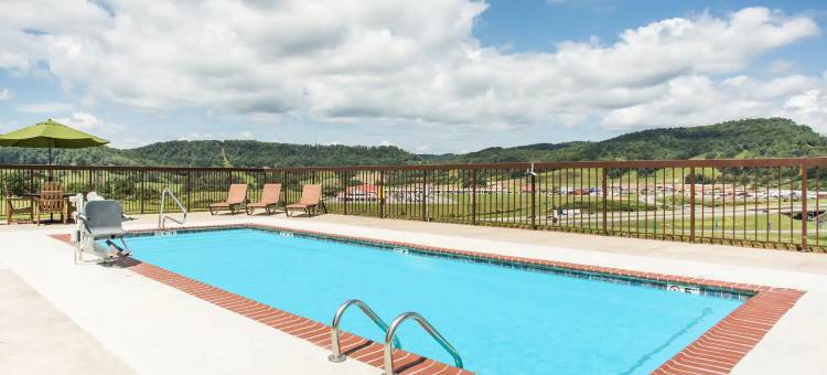 萨顿弗雷伍德戴斯套房酒店(Days Inn & Suites by Wyndham Sutton Flatwoods)图片