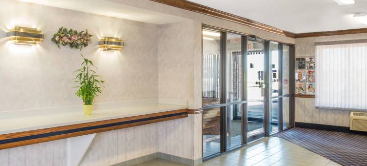 彭顿海滩戴斯酒店(Days Inn by Wyndham Pontoon Beach)图片