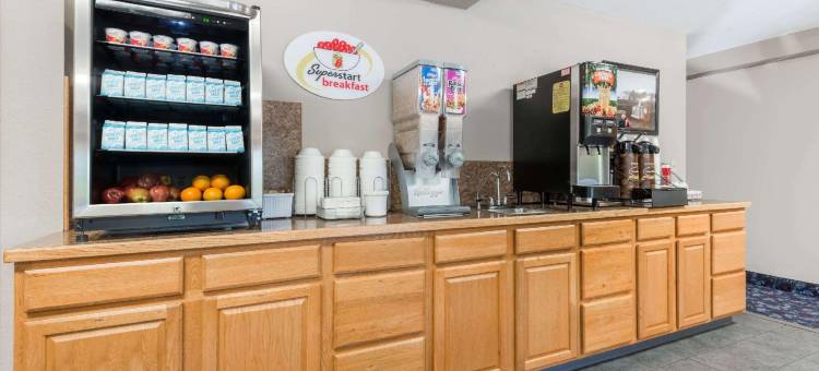 伯洛伊特速8酒店(Super 8 by Wyndham Beloit KS)图片