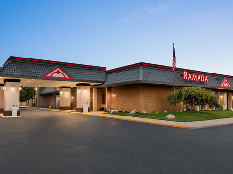 阿尔皮纳华美达酒店及会议中心