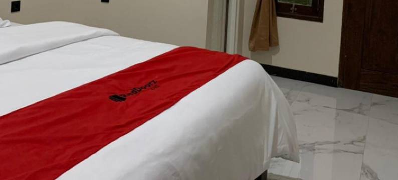 红多兹伊斯兰酒店-近帕蒂新邦利马(RedDoorz Syariah Near Kawasan Simpang Lima Pati)图片