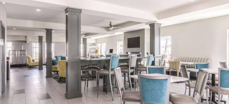 堪萨斯城机场拉昆塔温德姆套房酒店(La Quinta Inn & Suites by Wyndham Kansas City Airport)图片