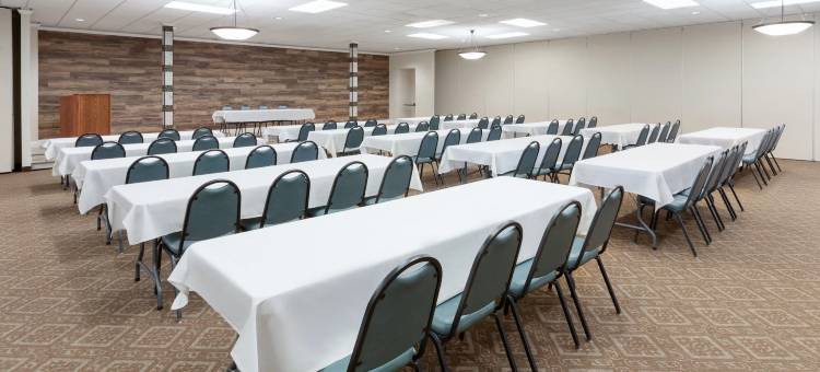 詹姆斯敦会议中心和水上公园温德姆贝蒙特酒店(Baymont by Wyndham Jamestown Conference Center & Water Park)图片