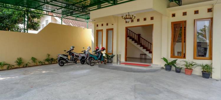 红多兹卡兰甘亚尔 45 号体育场附近酒店(RedDoorz Near Stadion 45 Karanganyar)图片