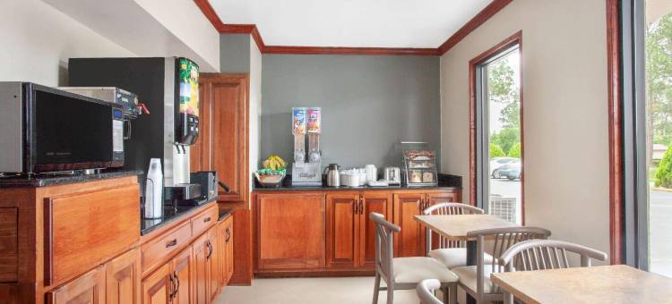 韦克罗斯速8酒店(Super 8 by Wyndham Waycross GA)图片