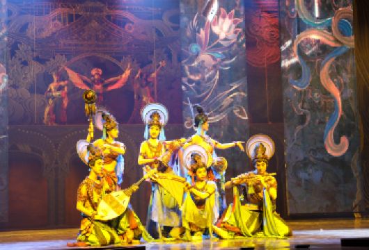 敦煌莫高窟+鸣沙山月牙泉+《乐动敦煌》一日游【赠演出接驳车】【[专线]自有车队，自发不转团！】