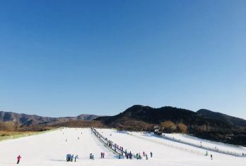 霍山大别山滑雪一日游【合肥出发，含往返车费+3小时滑雪】【修整雪道坡度雪道，新增多台压雪机、严格把控雪质、雪场滑道厚度有效提升。】