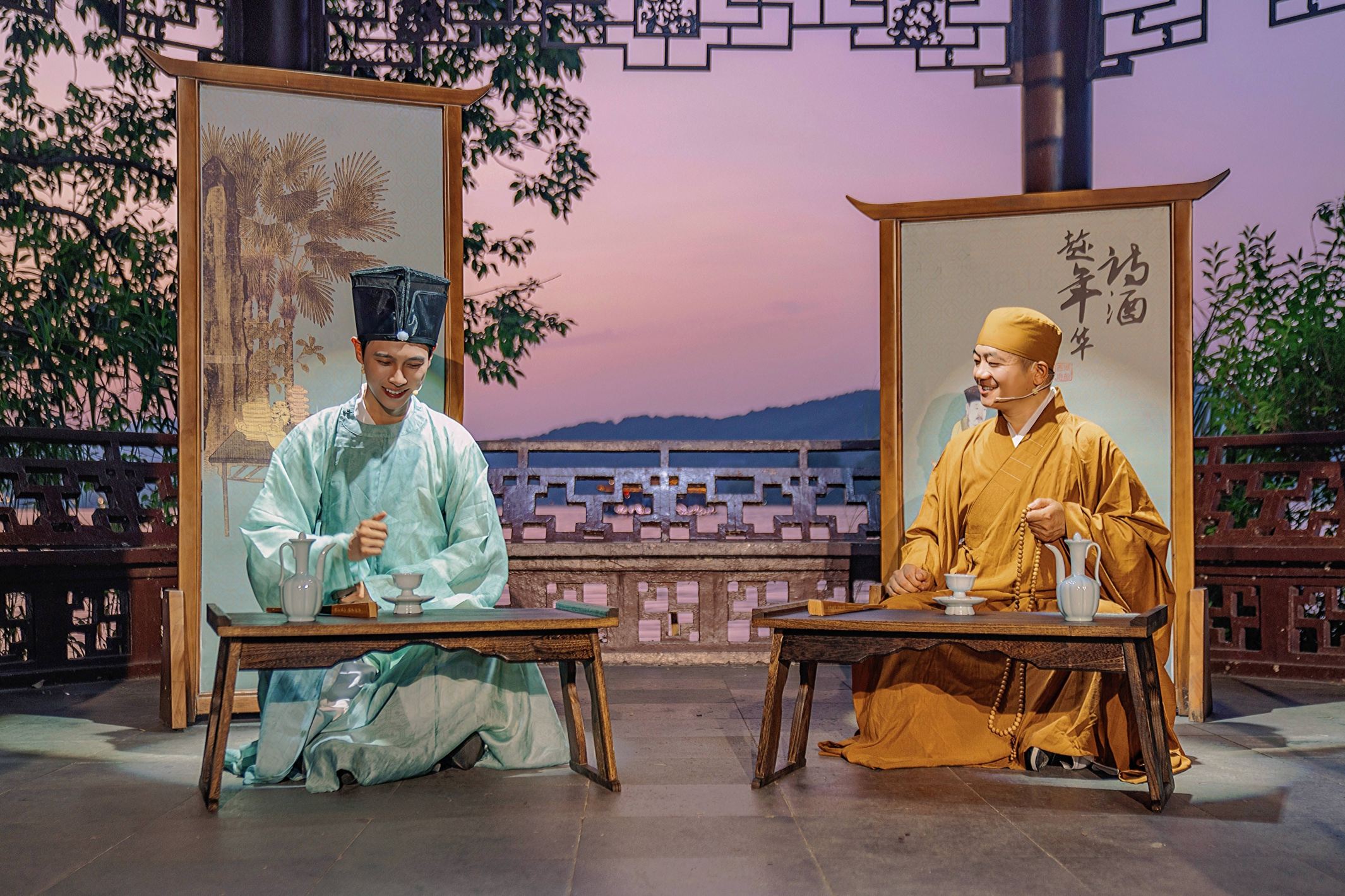 西湖夜游船