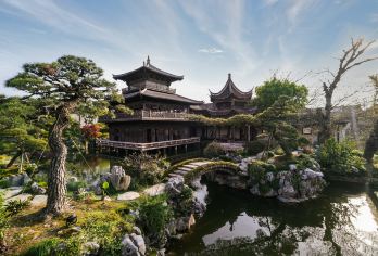 嘉兴乌镇+濮院时尚古镇夜游一日游【体验不同的禅意美学古镇】【[优选之旅、成团保障]本地旅行社，天天发团，自有导游，讲解风趣幽默不枯燥，贴心服务一整天！】