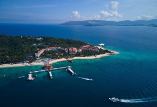 【【特惠专享】蜈支洲岛一日游•含往返接送•门票•船票【1、海水清澈透明，沙滩洁白细腻，享有“中国马尔代夫”美誉，是拍照打卡、休闲度假的理想之地。】