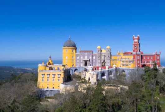 葡萄牙里斯本+罗卡角+卡斯凯什延 | 中文司机-上门接送【佩纳宫坐落于翠绿山峦之巅，色彩斑斓如童话城堡；辛特拉王宫则隐于葱郁林间，尽显昔日辉煌与浪漫风情。】