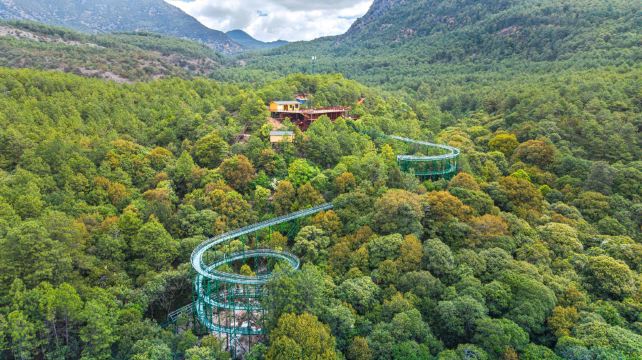 拉市海悬崖漂流