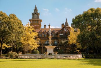 上海影视乐园+朱家角古镇【含 更换民国服装或汉服、乘摇橹船】【个性化定制‌：根据需求设计路线，如带老人/孩子可放慢节奏，年轻人可增加徒步、摄影等深度体验‌。】