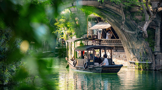 運河のある街 上海発-新幹線で-古い町並みと水郷の体験 烏鎮（うちん）西柵と典型的