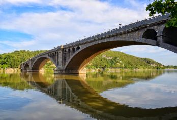 嵩山少林景区+龙门石窟一日游【参观佛教禅宗祖庙。 了解龙门石窟精湛的石刻技艺。 沉浸在中国功夫的神秘之中。】