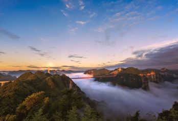 矮寨大桥+矮寨悬崖栈道+边城茶峒景区【一脚踏三省】【打卡景点--国家AAAA级景区矮寨悬索大桥。】