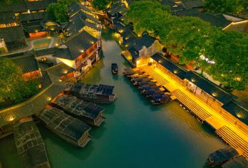 乌镇西栅+西塘一日游【纯玩5A双水乡/含夜景/专车上门接】【懒人游，晚出发，打消早起的烦恼，晚上看完古镇夜景返程。】