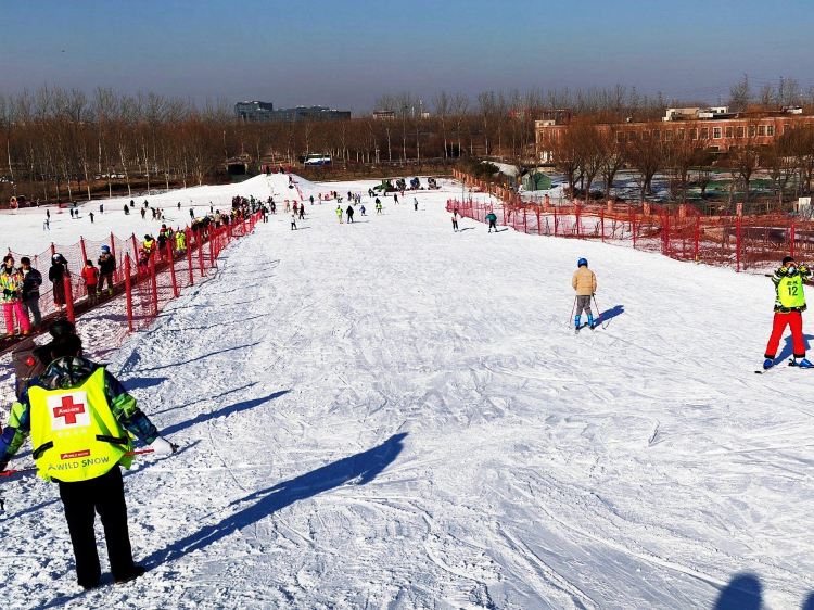 滑雪场“迎考”新雪季：瞄准“新手”推教学票改建公园抢客爱游戏- 爱游戏体育- AYX爱游戏体育官方网站