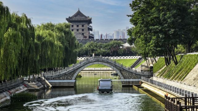 西安城墙护城河智能游船