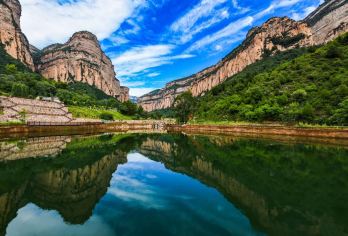 黄崖洞文化旅游区一日游【新乡出发】【黄崖洞的山横云割雾，层叠连绵；黄崖洞的水碧波荡漾，水光潋滟】