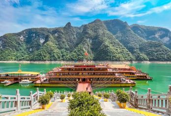 清江画廊+武落钟离山一日游【船游清江·全景游·天天发班】【[缤纷景点]八百里清江美如画，三百里画廊在长阳，船在江上走/人在画中游。】