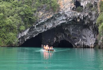 广西巴马百鸟岩+百魔洞+长寿村+盘阳河景区一日游【高速往返】【[安心团]一价全含，包含精华景点梦幻光影水波天窗-百鸟岩+“天下第一洞”百魔洞 +世界长寿之乡长寿村】
