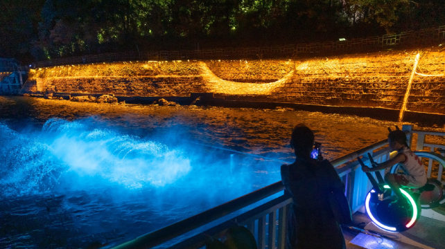 千岛湖“月光之恋”光影艺术夜游