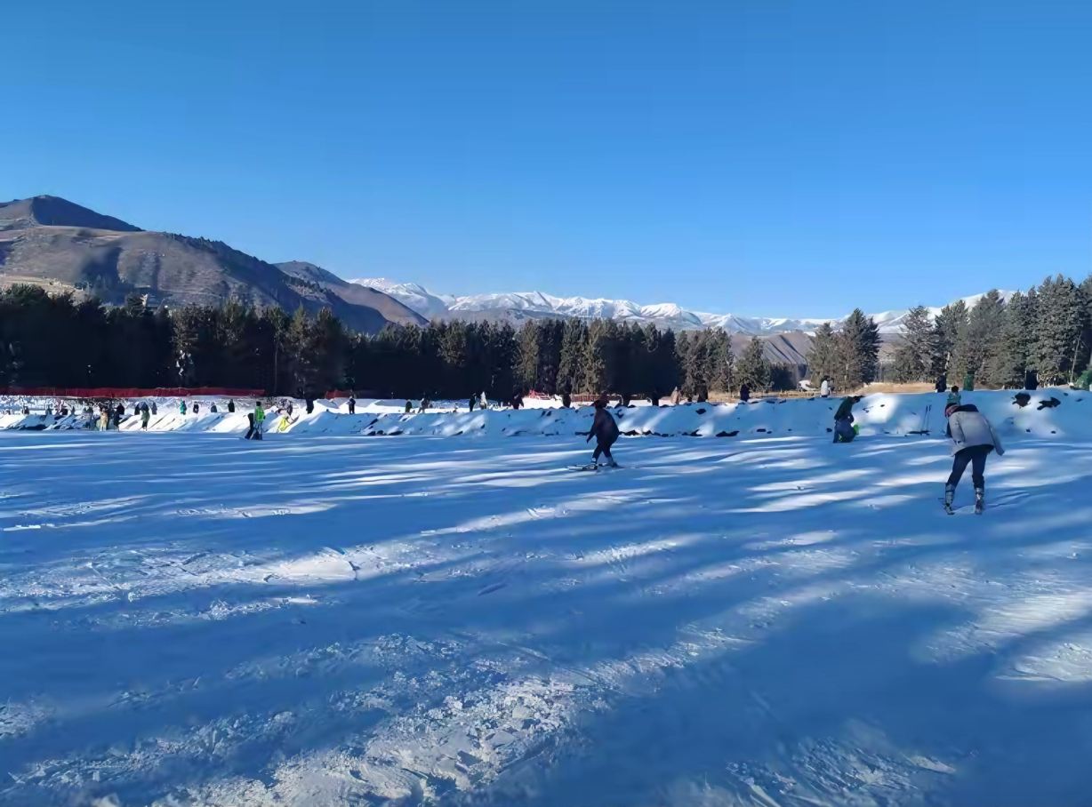 鹞子沟康乐山庄滑雪场
