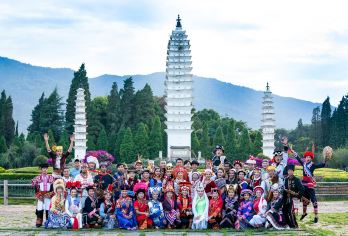 昆明西山+云南民族村一日游【含西山索道观光车+专业导游讲解】【[深度体验]饱览美景+身临其境+纯玩感受西山滇池民族村美景(每年的11-2月份还能欣赏迁徙至此海鸥)】