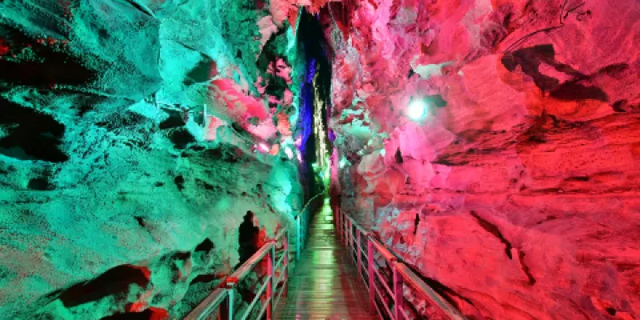 十二背後·地下裂縫景區