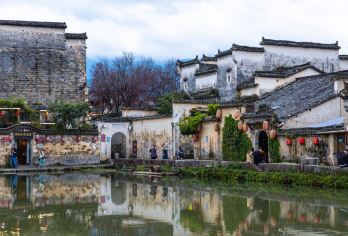 宏村景区+西递一日游【可选常规/16人团+赠送徽式中餐打卡】【黄山市市区参团，全程巴士往返，一价包含门票、交通、导游及中餐，兼顾品质与实惠。】