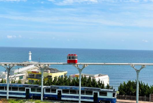 蓝线公园+甘川文化村+五六岛天空步道+白浅滩一日游【线路E】【乘坐海滩列车（可选择蓝线公园海滩列车和天空胶囊）沿着东海与南海交汇的釜山海岸行驶】