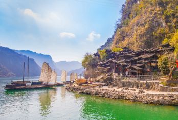 【热销产品】三峡人家一日游【可选船进船出/车进车出】【[新式玩法]进入三峡人家风景区，乘坐景区专线游船进出，别样的体验，西陵峡谷风景区尽收眼底。】