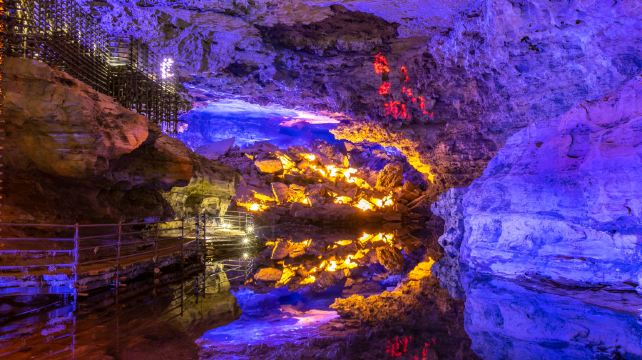 十二背后·地下河谷景区