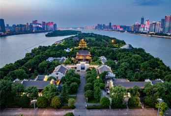 岳麓山+岳麓书院+湖南博物院+橘子洲江天暮雪实景剧场一日游【[精致旅行] 2-15人精致小团，只为少数私享家定制，深度走心温度游，小众慵懒慢旅行之选】