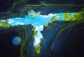 恩施梭布垭石林一日游【16人团•含必消景交30元•含接送】【恩施，一个如诗如画的地方，等待着你的探索。 踏上这片土地，仿佛进入了一个梦幻的世界。】