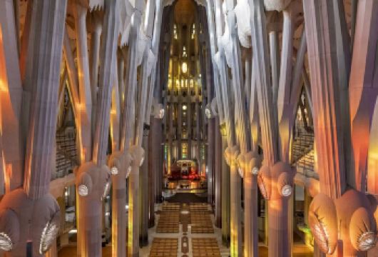 西班牙巴塞罗那风情完全攻略｜打卡高迪三件套与落日飞车一日游 【想象一下，站在巴塞罗那的海边，海浪轻拍沙滩，眼前是蔚蓝的地中海，熙熙攘攘的城市在阳光下散发温暖光辉。】