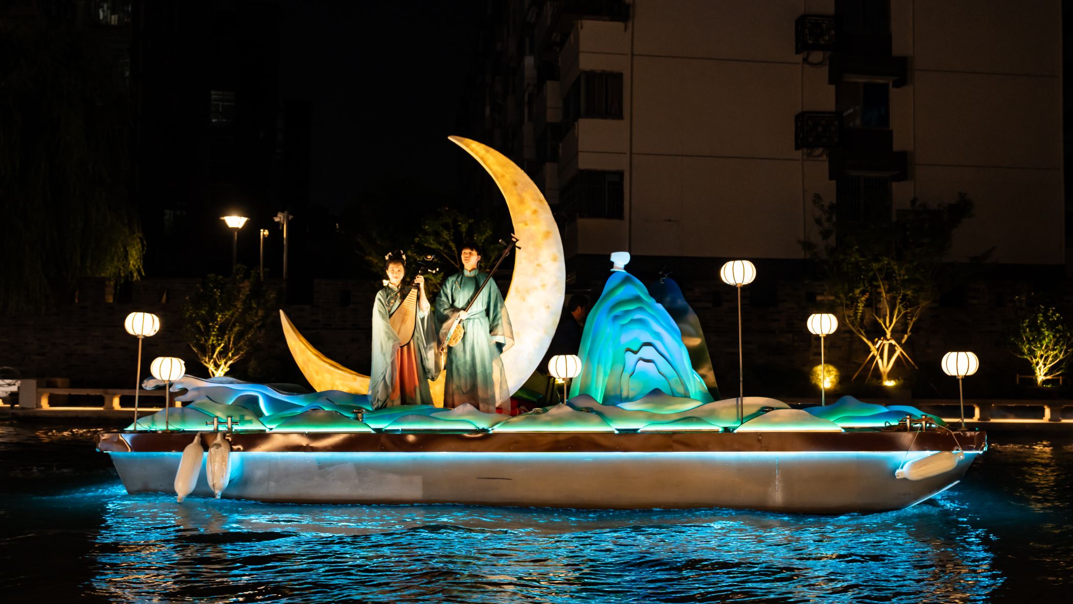 今夜梁宵行浸式游船