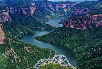 河南宝泉旅游区一日游【邯郸出发】【宝泉旅游区理想的休闲、度假、戏水和避暑胜地.景区坐拥太行雄奇红石峡谷，绵延数十里的连连碧潭，犹如一幅】