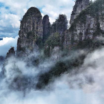 中国广西柳州龙潭公园+山水瑶城景区+金秀圣堂湖景区+瑶族博物馆+大瑶山盘王界景区+岭祖大峡谷+木达木弄景区+柳侯公园+风雨桥+六段瑶寨6日5晚跟团游